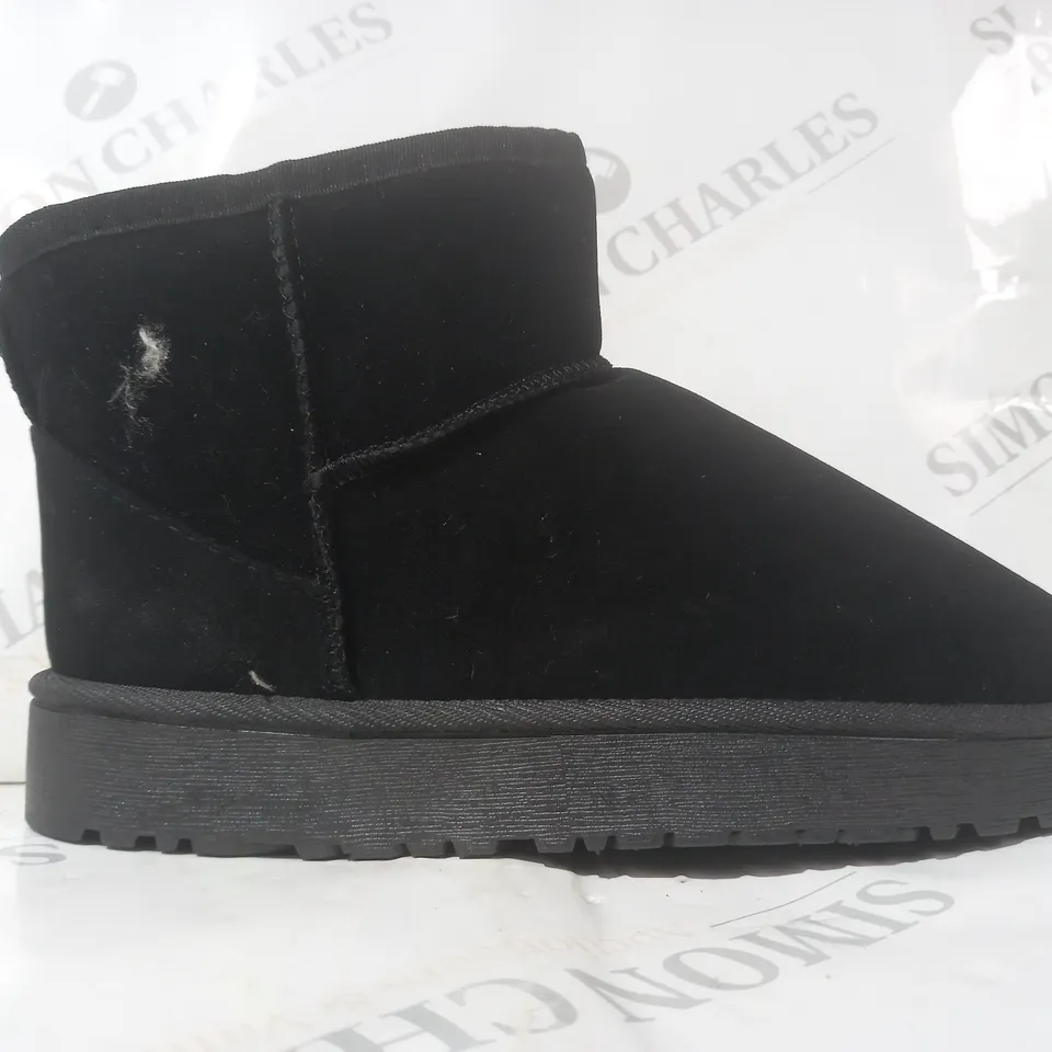 BOXED PAIR OF DESIGNER FAUX FUR LINED SHOES IN BLACK EU SIZE 38