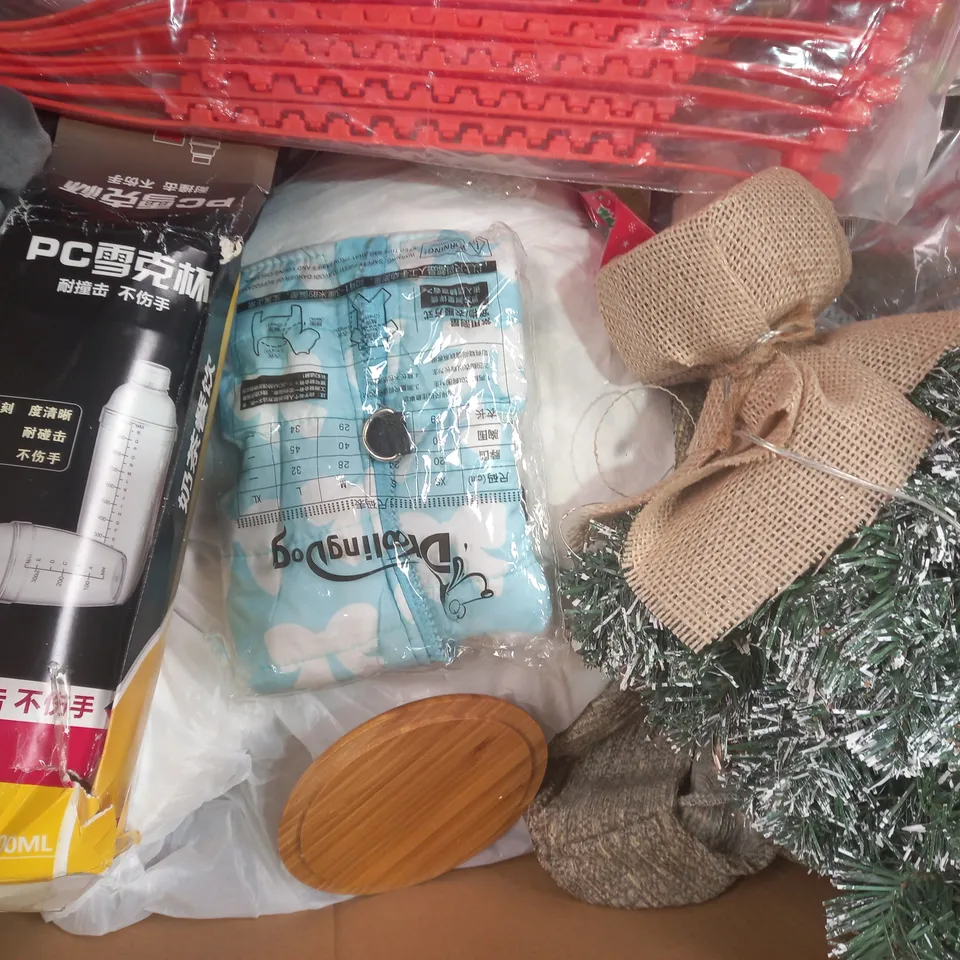 BOX OF APPROXIMATELY 20 ASSORTED HOUSEHOLD ITEMS TO INCLUDE WINTER FOREST TEA TOWELS, OUTDOOR MINI CAMPING LIGHT, UNION JACK FLAG BUNTING, ETC