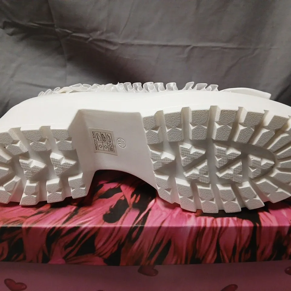 BOXED PAIR OF KOI TIRA RUFFLE MARY JANES PORCELAIN DELIGHTS EDITION IN WHITE SIZE UK 11
