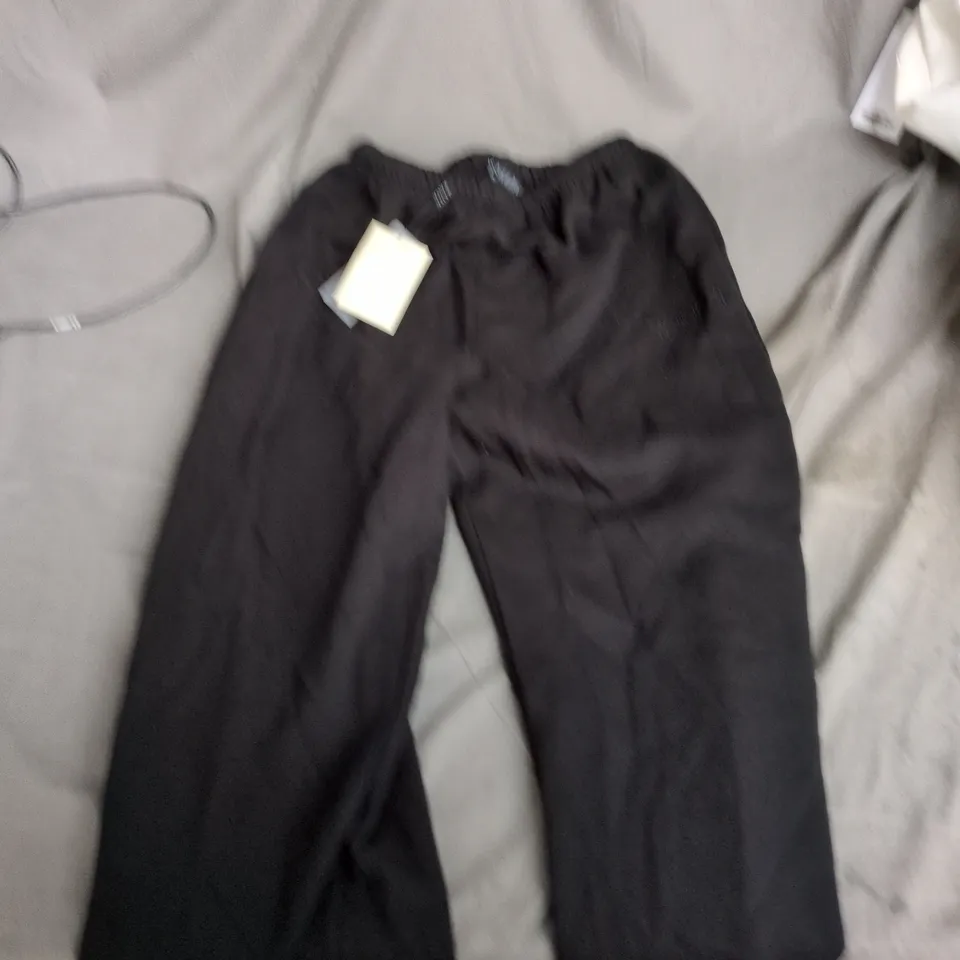 BOX OF APPROXIMATELY 20 ASSORTED CLOTHING ITEMS TO INCLUDE: KAIIA JOGGING BOTTOMS 