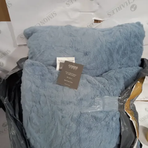 COZEE HOMME FLEECE CUSHIONS 