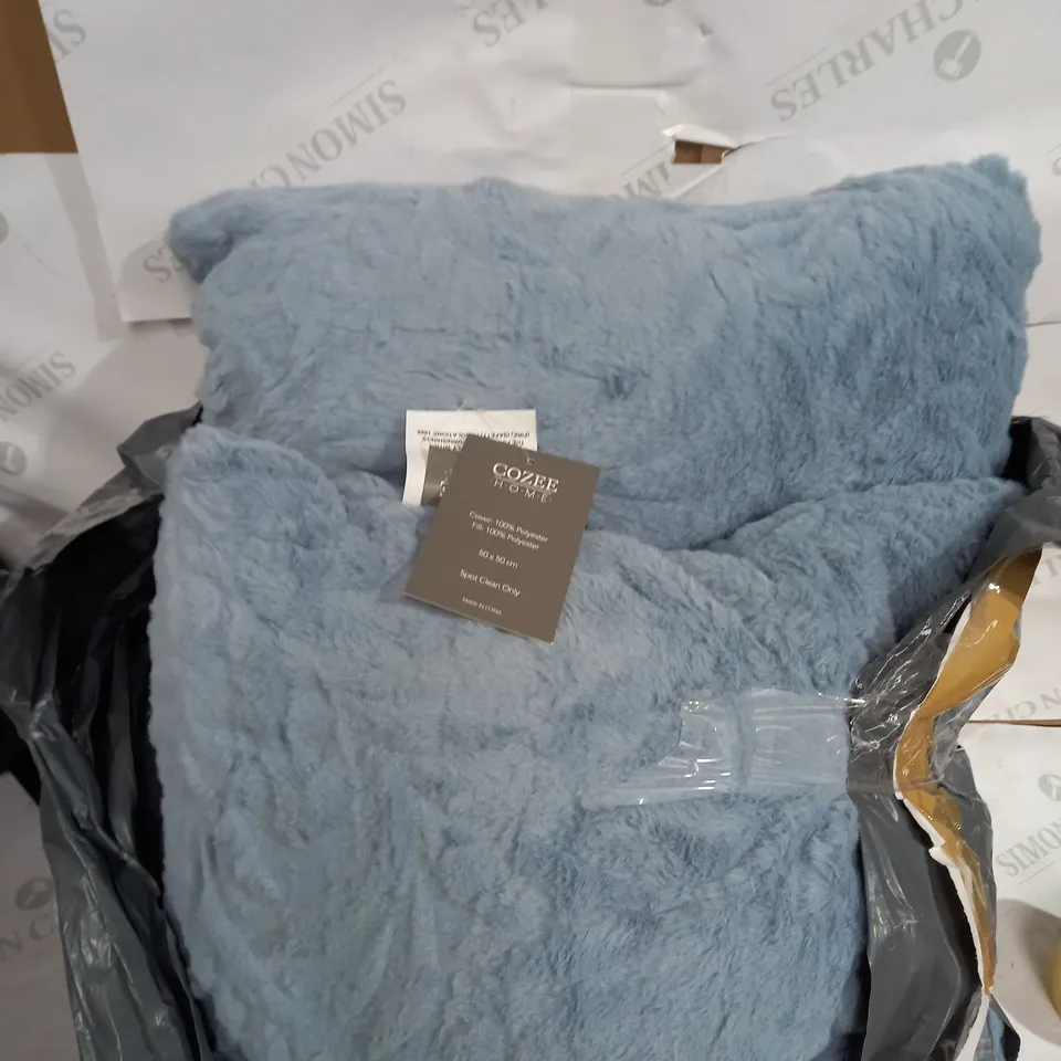 COZEE HOMME FLEECE CUSHIONS 