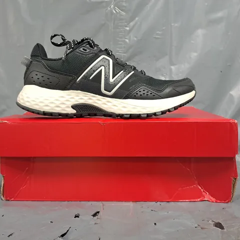 BOXED PAIR OF NEW BALANCE T410 TRAINERS IN BLACK SIZE UK 6