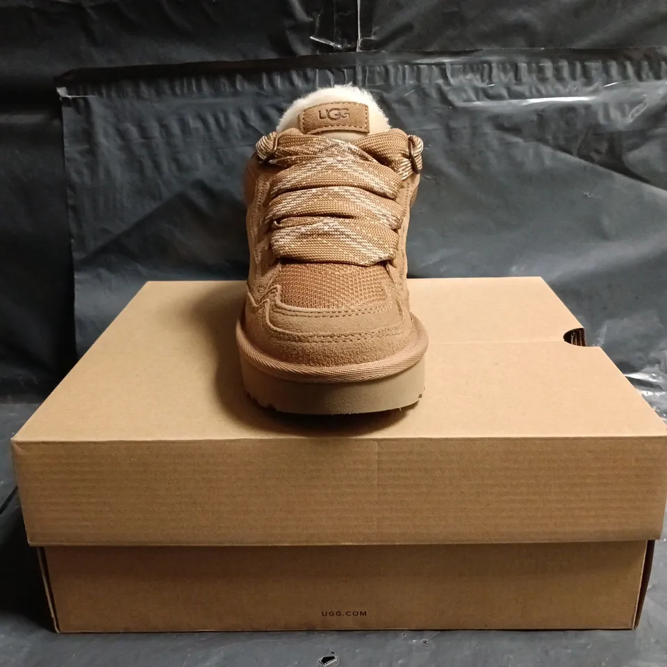 BOXED PAIR OF UGG LOWMEL SHOES IN CHESTNUT SIZE UK 4