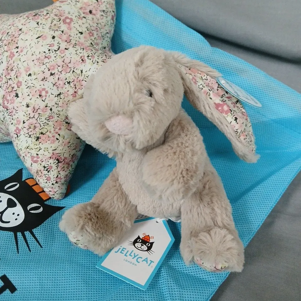 JELLYCAT BEA BEIGE BUNNY – MUSICAL PULL (LONDON)