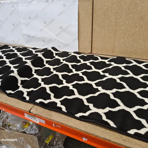 TEXAS RUNNER GEOMETRIC AREA RUG 60 × 180 APPROXIMATELY