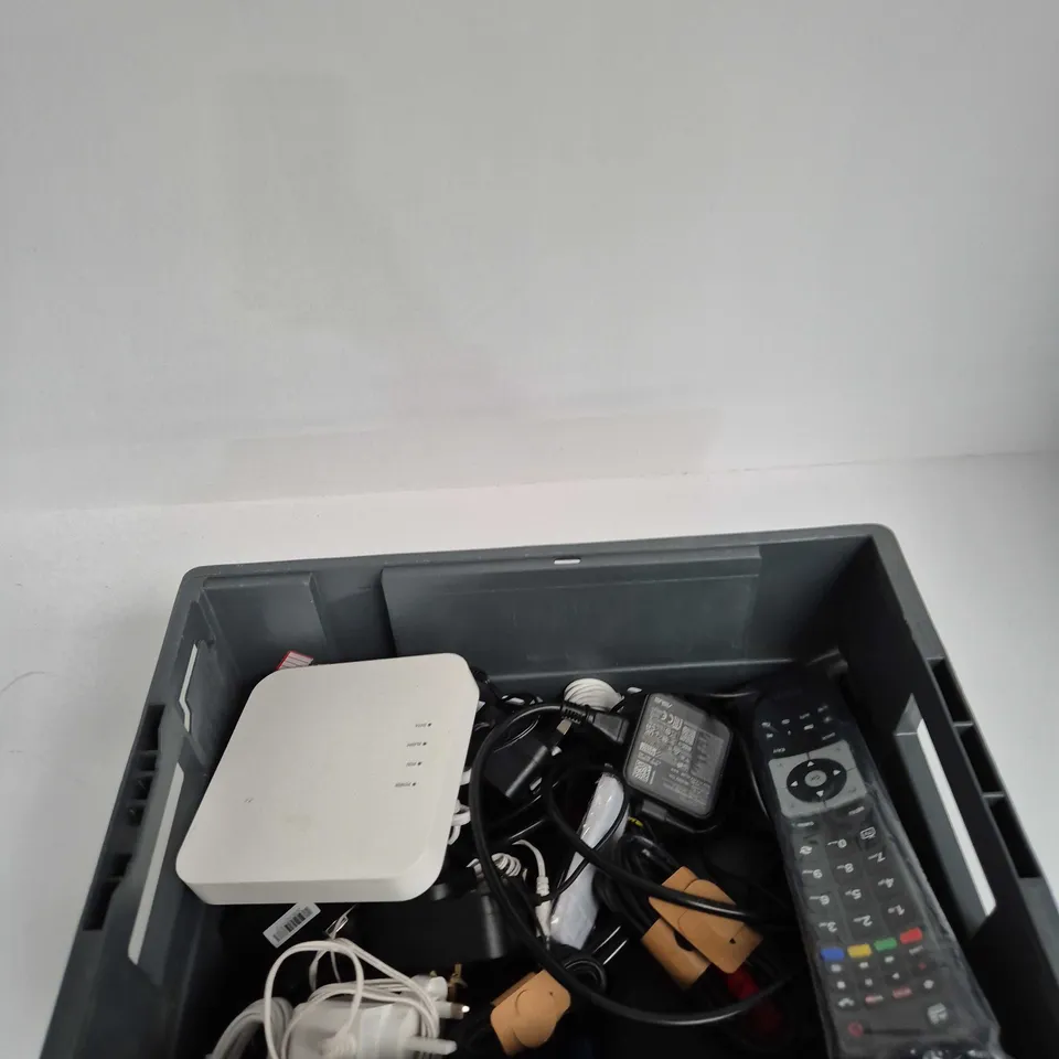 TOTE OF APPROXIMATELY 10 ASSORTED ITEMS INCLUDING AN EE SMART HUB, AN AC ADAPTOR AND A BT WIFI DISC