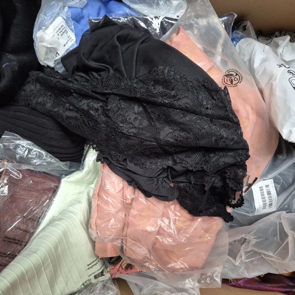 BOX OF APPROXIMATELY 20 ASSORTED CLOTHING AND FASHION PRODUCTS IN VARIOUS STYLES AND SIZES - COLLECTION ONLY
