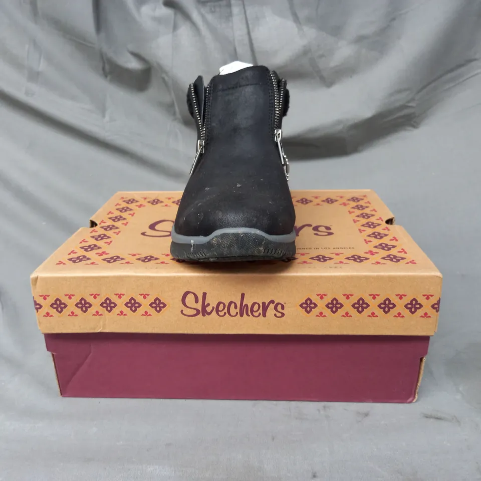 BOXED PAIR OF SKECHERS EASY GOING BOOTS IN BLACK SIZE 6