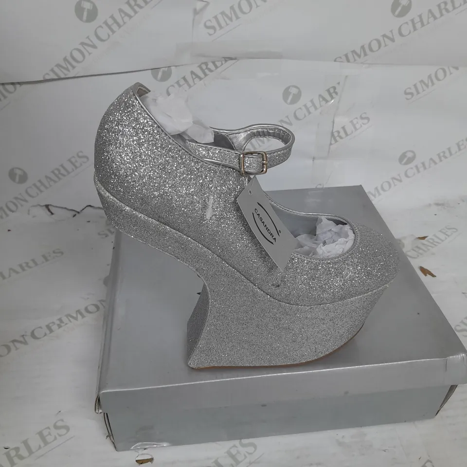 BOXED PAIR OF CASANDRA PLATFORM STRAP HEEL IN SILVER GLITTER SIZE 5