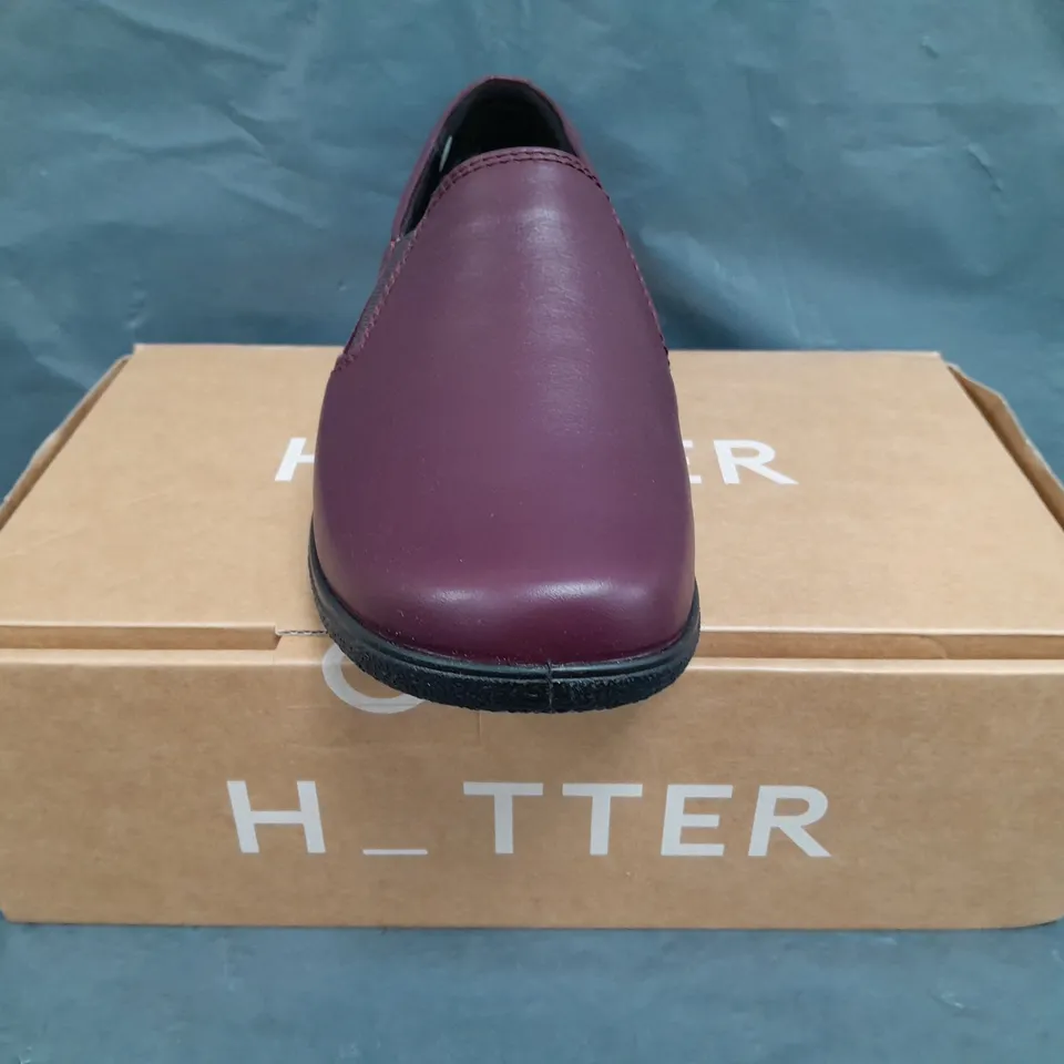 BOXED PAIR OF HOTTER GLOVE II EXTRA WIDE SHOES IN BURGUNDY SIZE UK 6.5