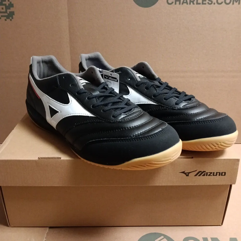 BOXED PAIR OF MIZUNO MORELIA SALA PRO IN INDOOR FOOTBALL SHOES – BLACK/WHITE, UK 9.5