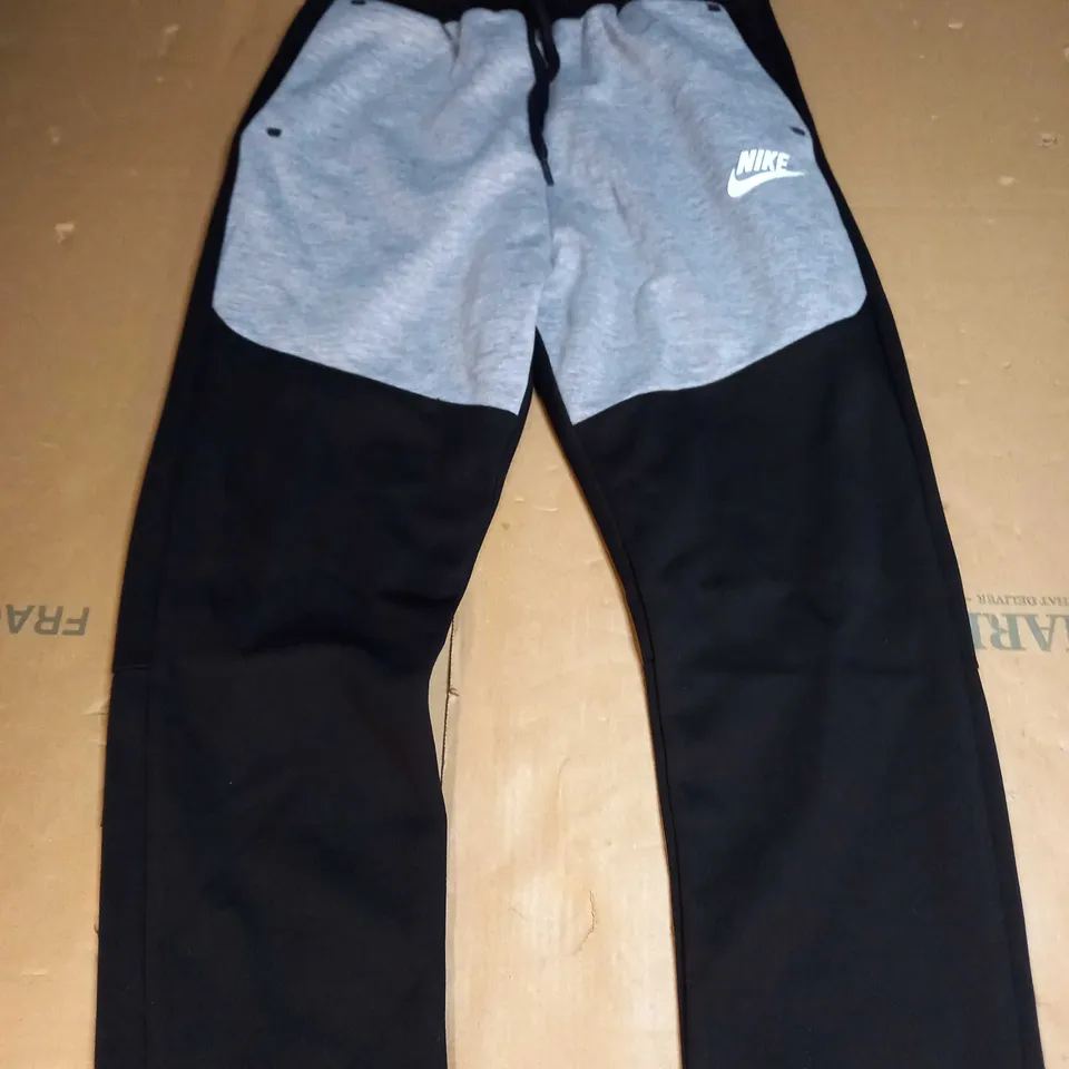NIKE LOGO TRACKSUIT BOTTOMS SIZE XL