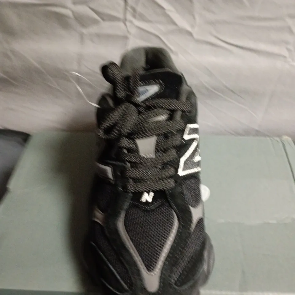 BOXED PAIR OF NEW BALANCE BLACK MESH TRAINERS - UK SIZE 7