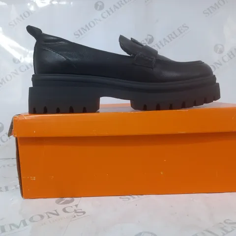 BOXED PAIR OF ROCKET DOG CHUNKY LOAFERS IN BLACK UK SIZE 8