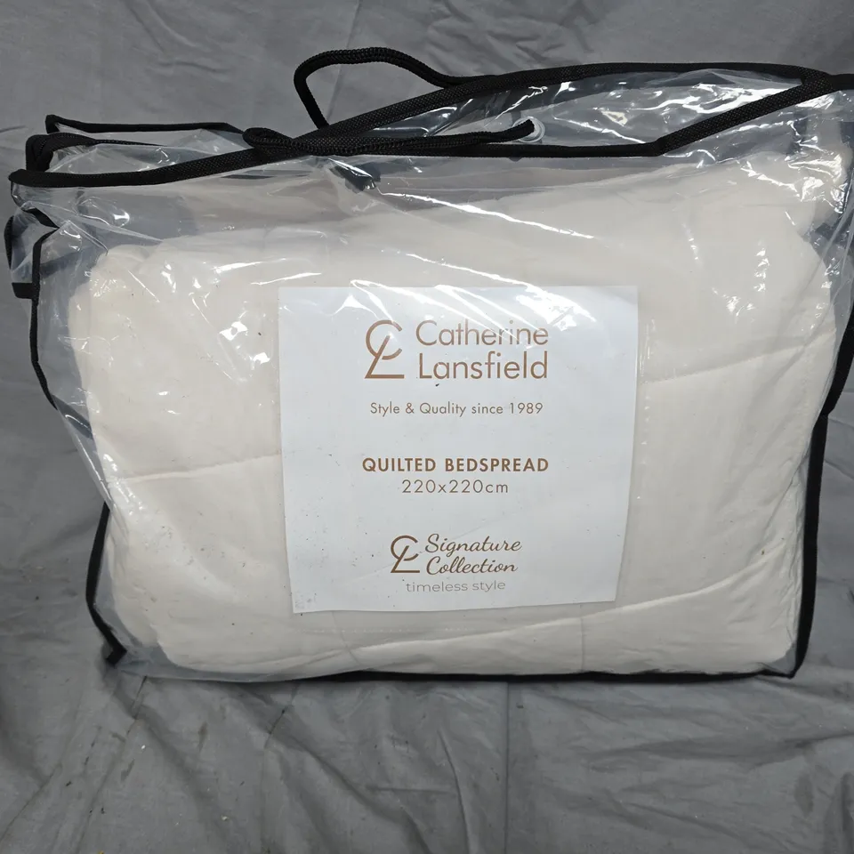 CATHERINE LANSFIELD QUILTED BEDSPREAD – 220X220 CM, SIGNATURE COLLECTION