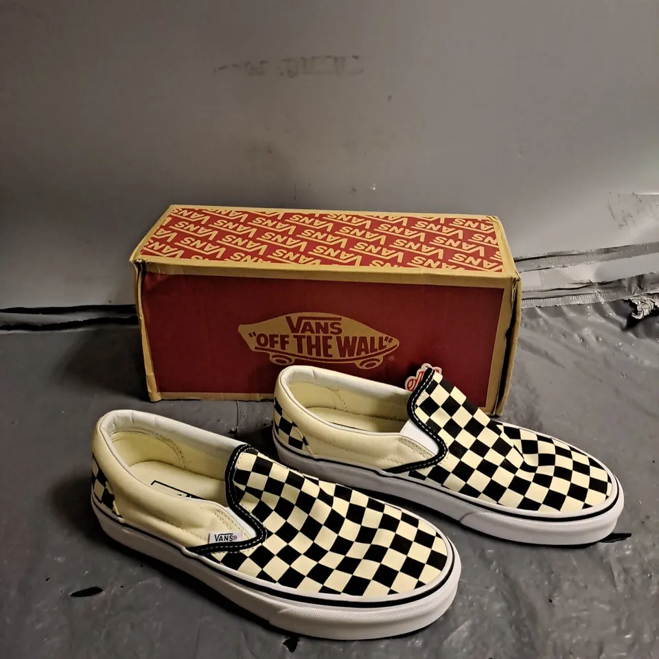 BOXED PAIR OF VANS CLASSIC SLIP ON CHECKERED UK 5.5