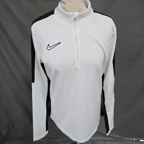 NIKE 1/4 ZIP TOP IN BLACK/WHITE SIZE M