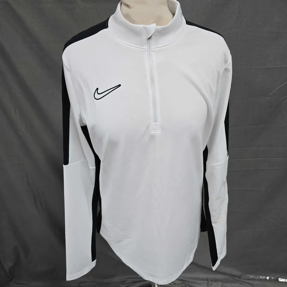 NIKE 1/4 ZIP TOP IN BLACK/WHITE SIZE M