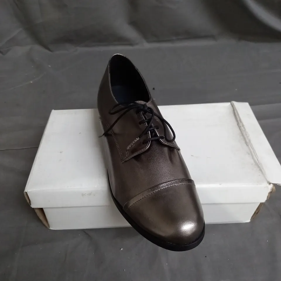 BOX OF 14 PAIRS METALLIC VIVIAN BROGUE SHOES IN VARIOUS SIZES