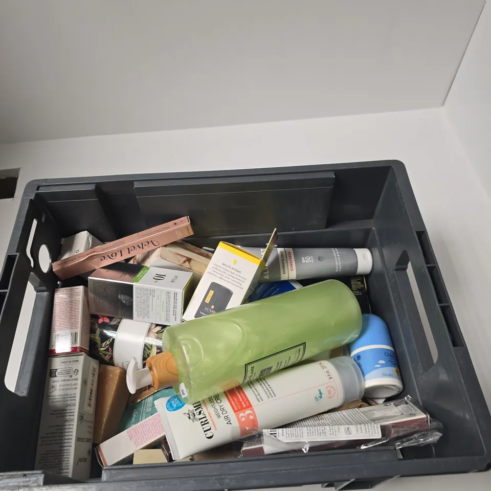 TOTE OF APPROXIMATELY 10 ASSORTED BEAUTY PRODUCTS INCLUDING OLIVIA BLAKE LUXURY HAND WASH, CURL SMITH AIR DRY CREAM AND VALLEY NET LIP LINER