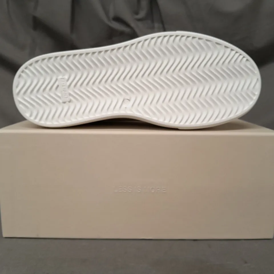 BOXED PAIR OF ARNE WOMEN'S ESSENTIAL LEATHER TRAINERS IN ECRU UK SIZE 5