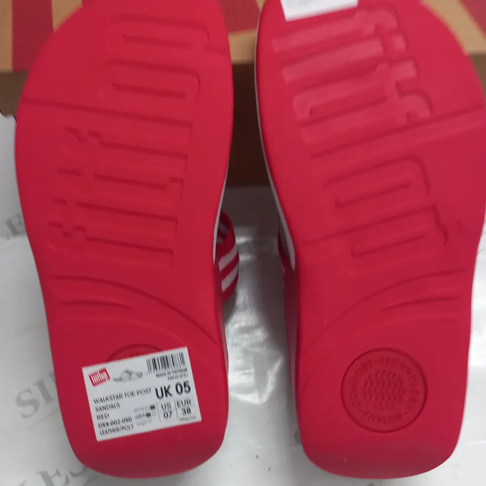 BOXED FIT FLOP WALKSTAR TOE-POST SANDALS IN RED - UK 5