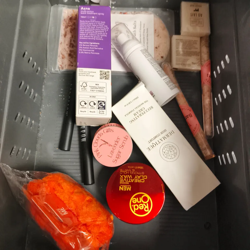 APPROXIMATEY 20 ASSORTED HEALTH AND BEAUTY PRODUCTS TO INCLUDE - GIVE ME HAIR MASK - POP OF BEAUTY FAN LASHES - SPACE NK BODY LOTION - ETC