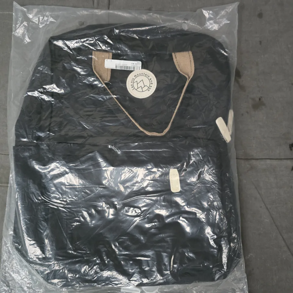 LAO NIU MOUNTAIN AND SUN BACKPACK IN BLACK