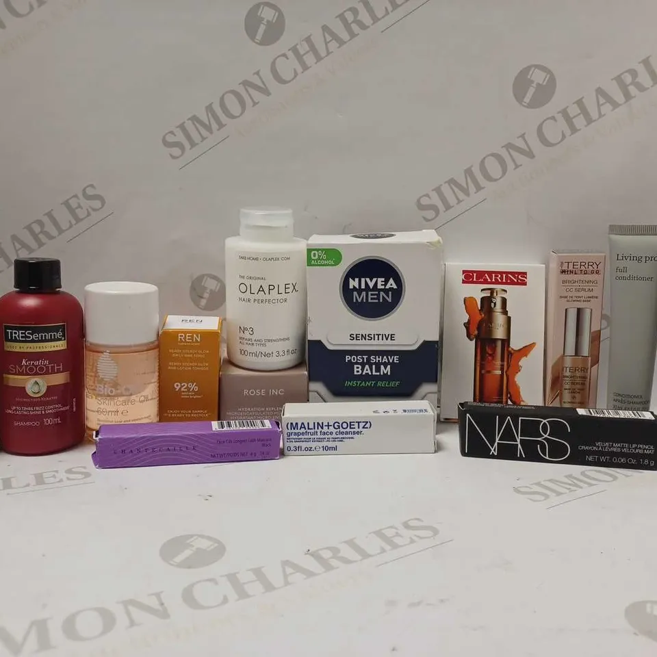 LOT OF APPROX 10 ASSORTED BEAUTY PRODUCTS TO INCLUDE OLAPLEX HAIR PERFECTOR, BY TERRY BRIGHTENING CC SERUM, BIO-OIL SKINCARE OIL, ETC 