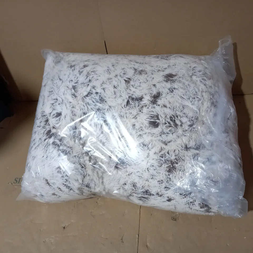 COZEE PAWS FLUFFY ODOUROLOGY LARGE PET BED CREAM & CHOCOLATE WITH NO-SLIP BASE