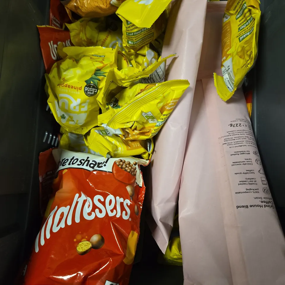 APPROXIMATELY 15 ASSORTED FOOD/DRINK PRODUCTS TO INCLUDE GRIND COFFEE, MINI EGGS EASTER EGG, MILKYBAR ETC 