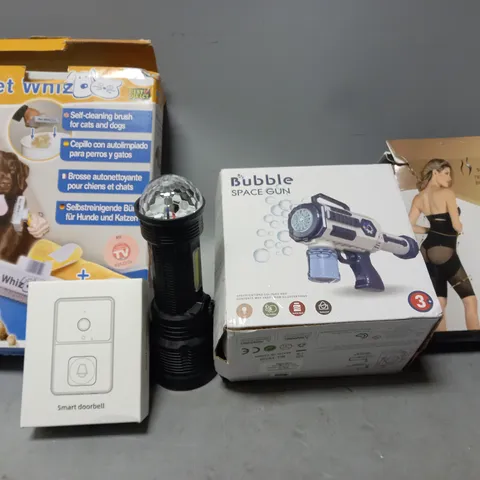 BOX OF APPROXIMATELY 15 ASSORTED ITEMS TO INCLUDE - BUBBLE SPACE GUN , SMART DOOR BELL , PET WHIZ ETC