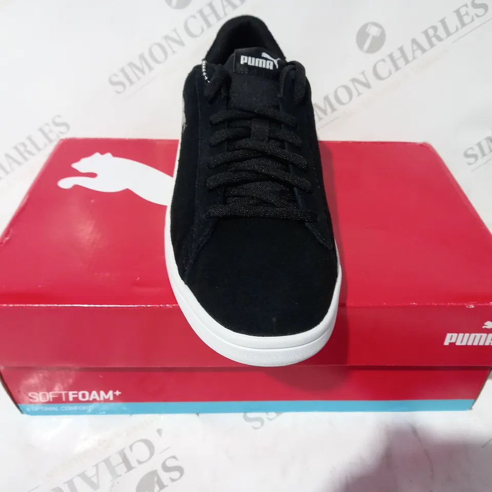 BOXED PAIR OF PUMA SMASH V2 SHOES IN BLACK/WHITE UK SIZE 7
