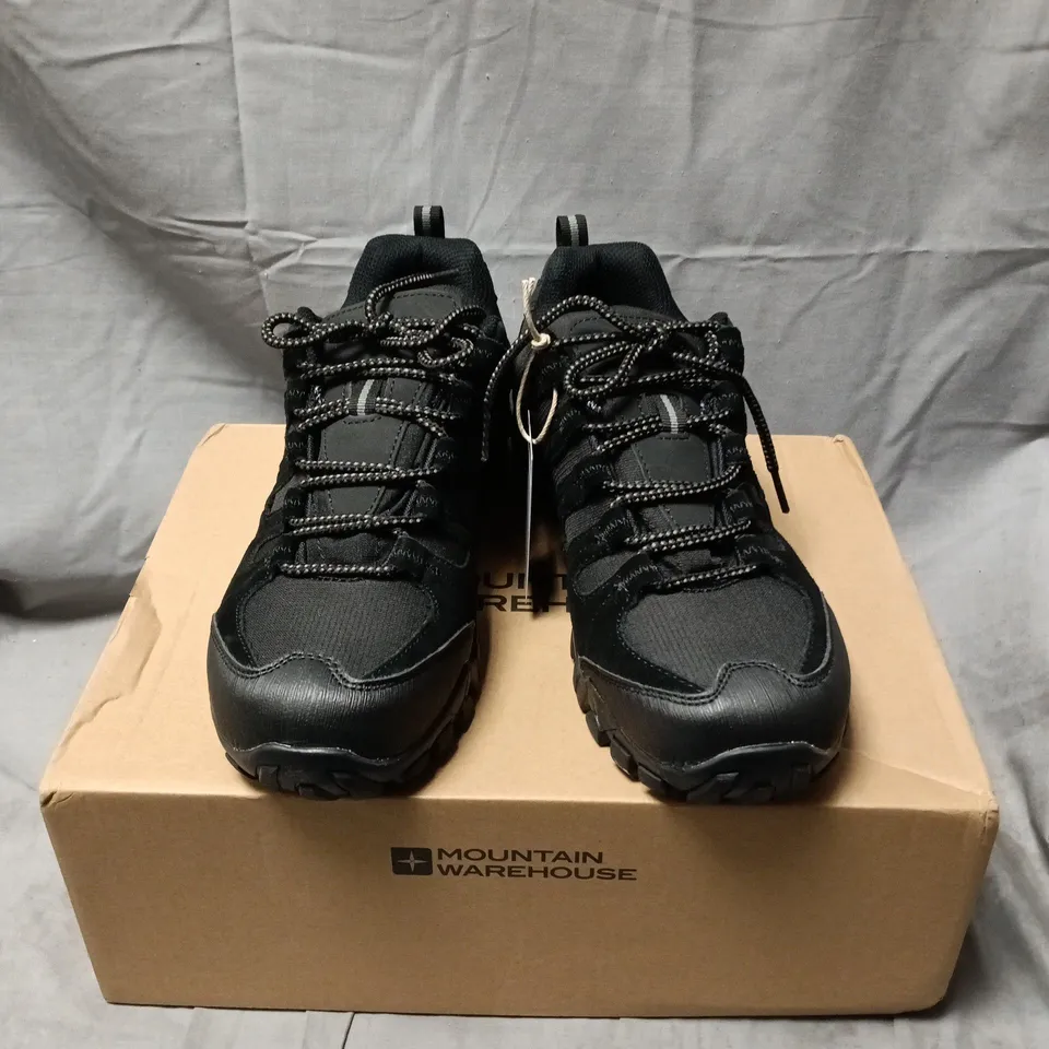 BOXED PAIR OF MOUNTAIN WAREHOUSE BELFOUR WOMENS WATERPROOF OUTDOOR WALKING SHOE IN BLACK - UK 7