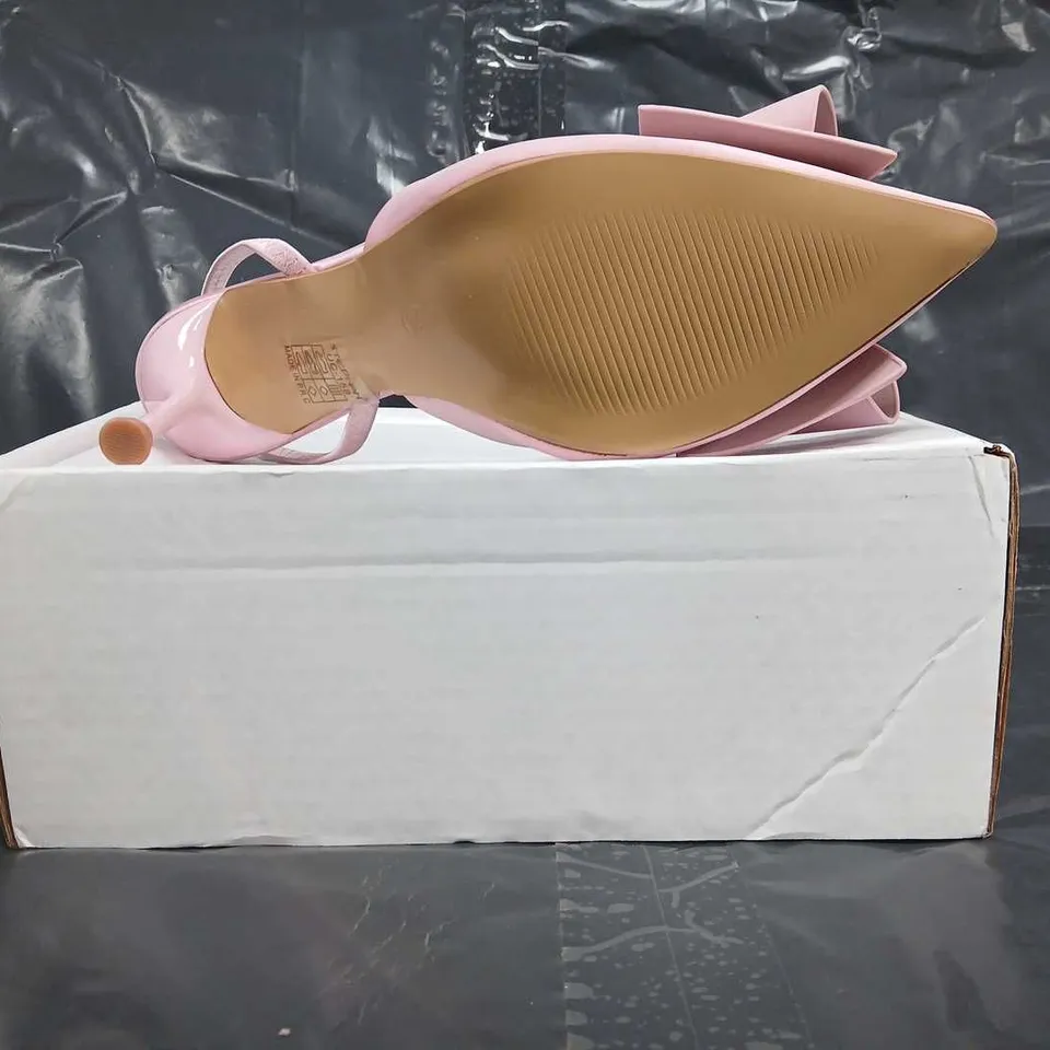 BOXED PAIR OF COAST POINTED TOE HEELED SANDALS IN PINK W. BOW DETAIL SIZE EU 39