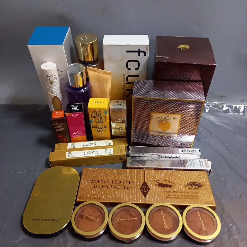 BOX OF APPROX 20 ASSORTED COSMETIC PRODUCTS TO INCLUDE - SOL DE JANEIRO BRAZILIAN KISS LIP BUTTER - CHARLOTTE TILBURY MATTE LIPSTICK IN TELL LAURA - BOXED LALIQUE EAU DE PARFUM 75ML - ETC