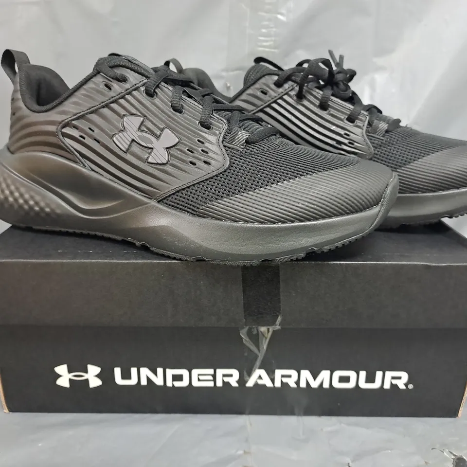 BOXED PAIR OF UNDER ARMOUR CHARGED COMMIT TR 4 TRAINERS IN BLACK SIZE UK 8