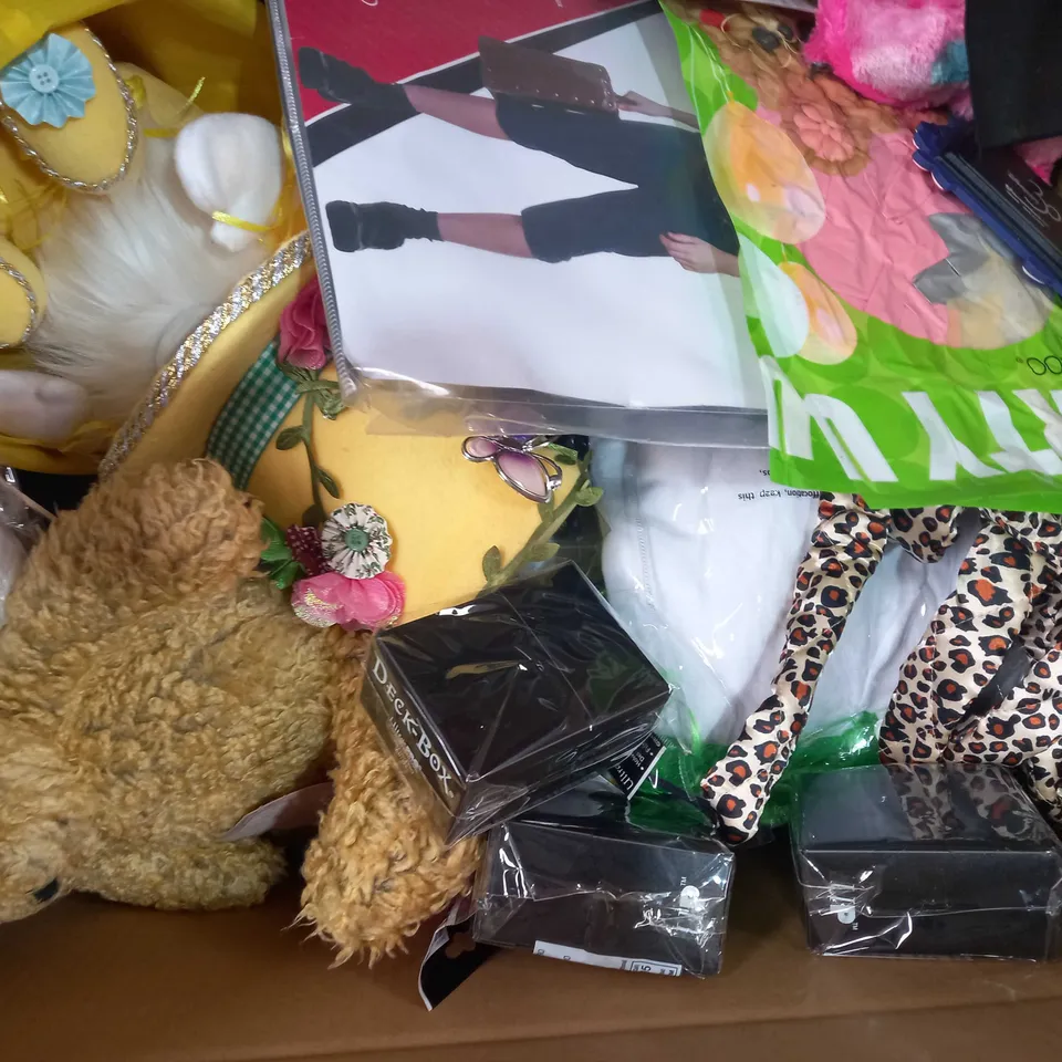 BOX OF APPROXIMATELY 20 ASSORTED TOYS AND GAMES TO INCLUDE LUDO BOARD GAME, X-SHOT TOY GUN, ULTRA-PRO DECK BOX FOR TRADING CARDS, ETC