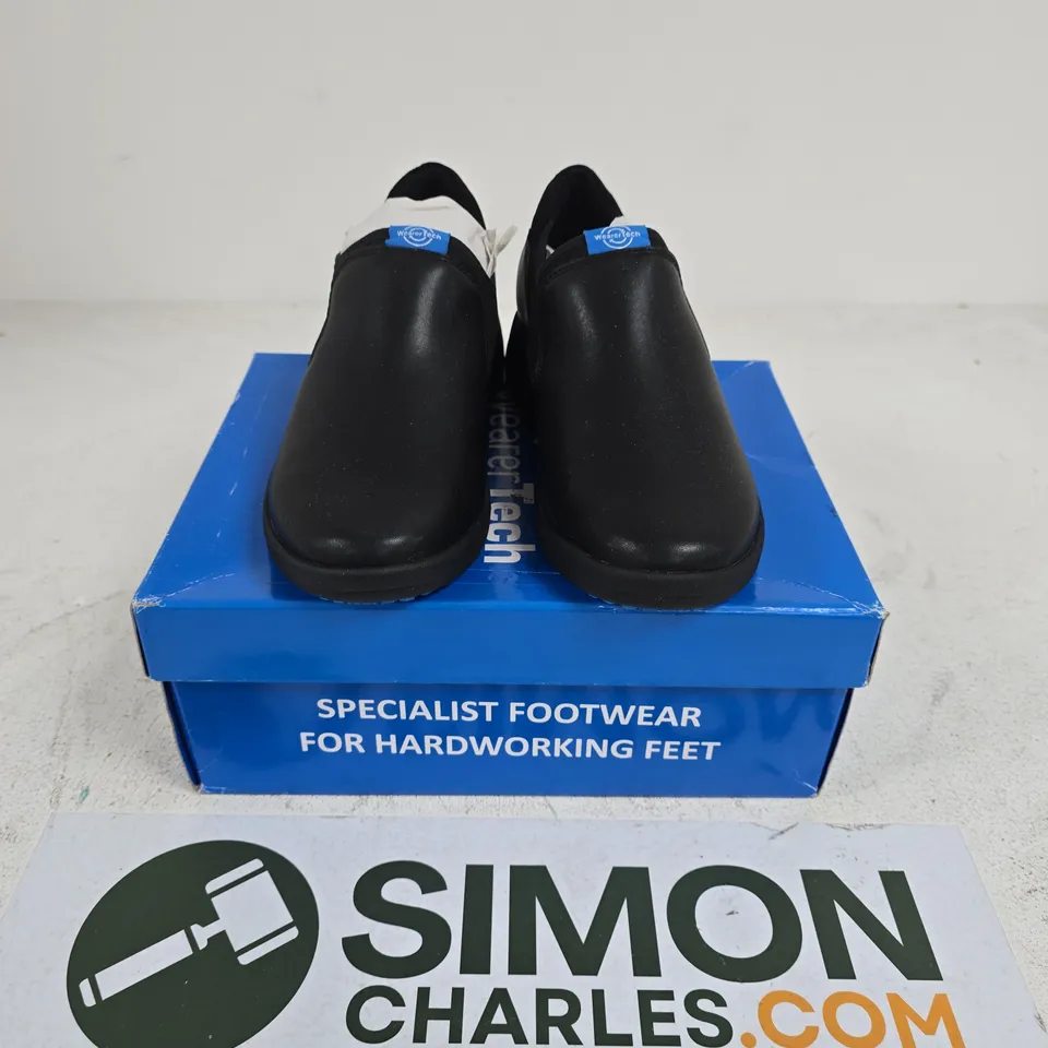 BOXED PAIR OF WEARERTECH VITALISE SHOES IN BLACK - UK 3