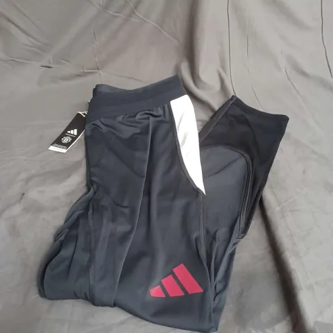 ADIDAS MUFC EU PRO PANT IN CARBON/BLACK SIZE XL