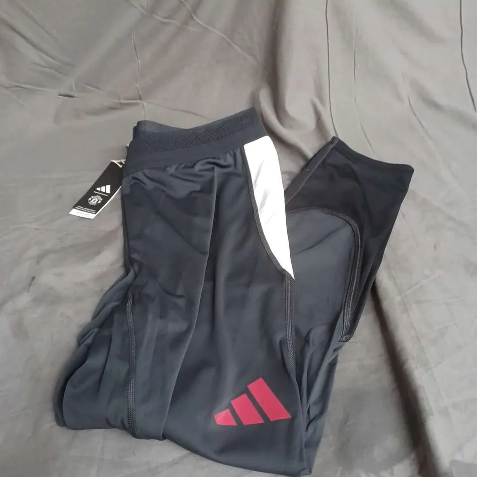 ADIDAS MUFC EU PRO PANT IN CARBON/BLACK SIZE XL