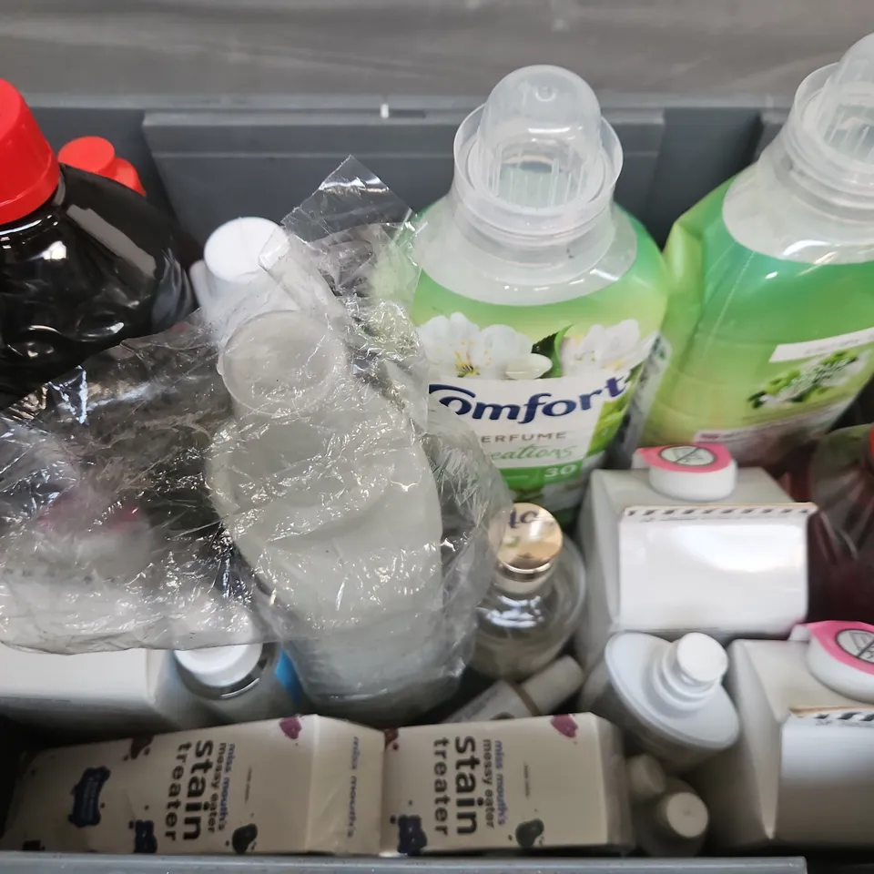 APPROXIMATELY 11 ASSORTED LIQUIDS TO INCLUDE SOL WASHING UP LIQUID, UV RESIN, FAIR WASHING UP LIQUID, ETC