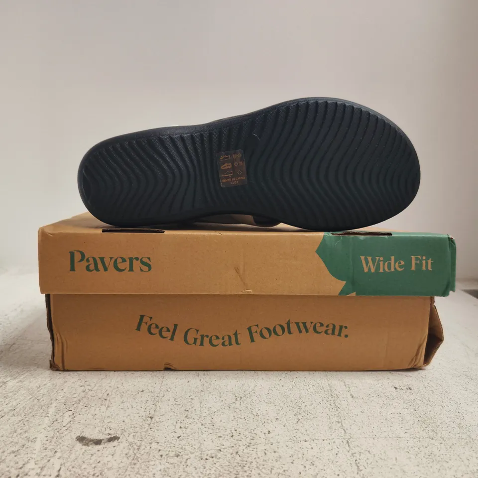 BOXED PAIR OF PAVERS OPEN TOE SANDALS IN WHITE SIZE 6