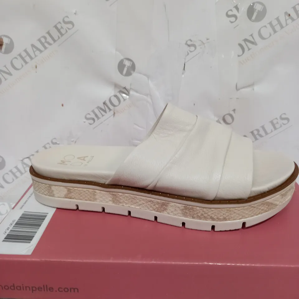 BOXED MODA IN PELLE WHILE SLIDER SANDALS - SIZE 7 