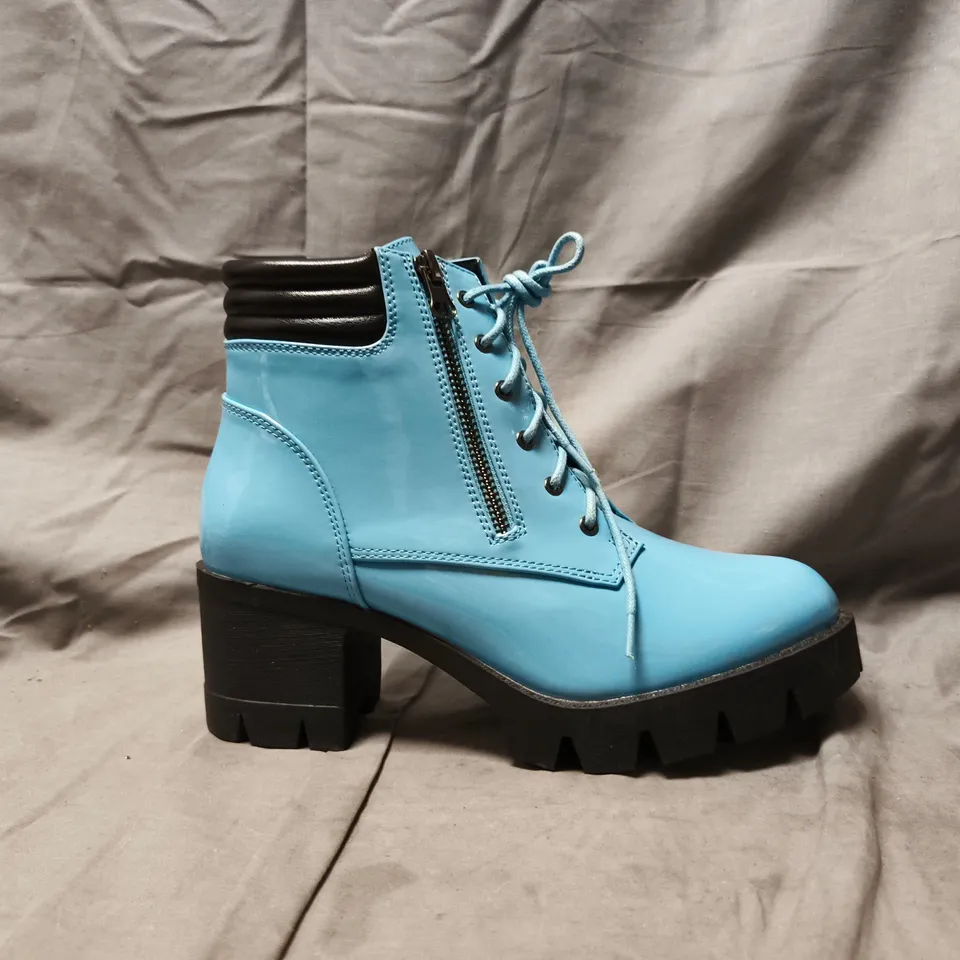 BOXED PAIR OF UNBRANDED BLOCK HEEL ANKLE BOOTS IN SKY BLUE SIZE UK 6.5
