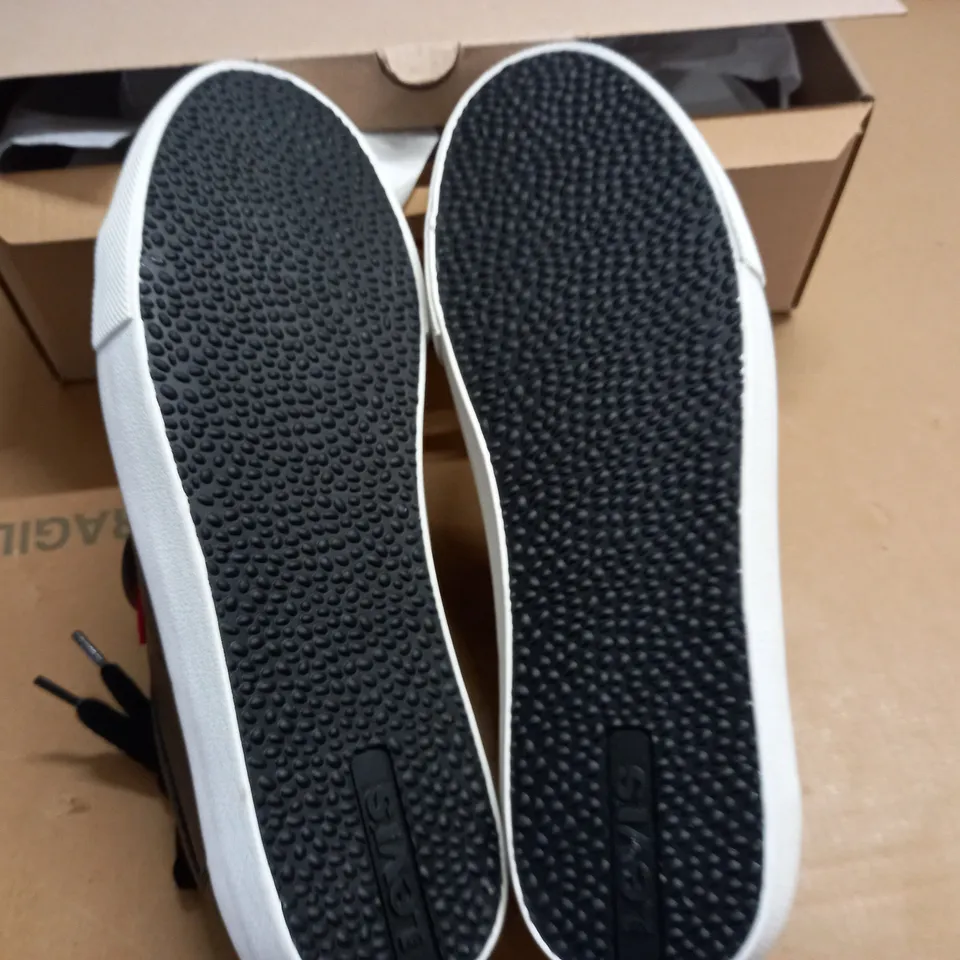 BOXED BRAND NEW LEVIS WOODWARD TRAINERS IN BLACK - UK 8