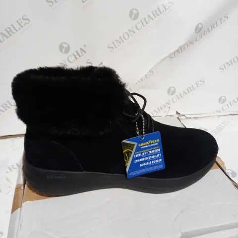 BOXED PAIR OF SKECHERS GO WALK SHOES IN BLACK SIZE 6