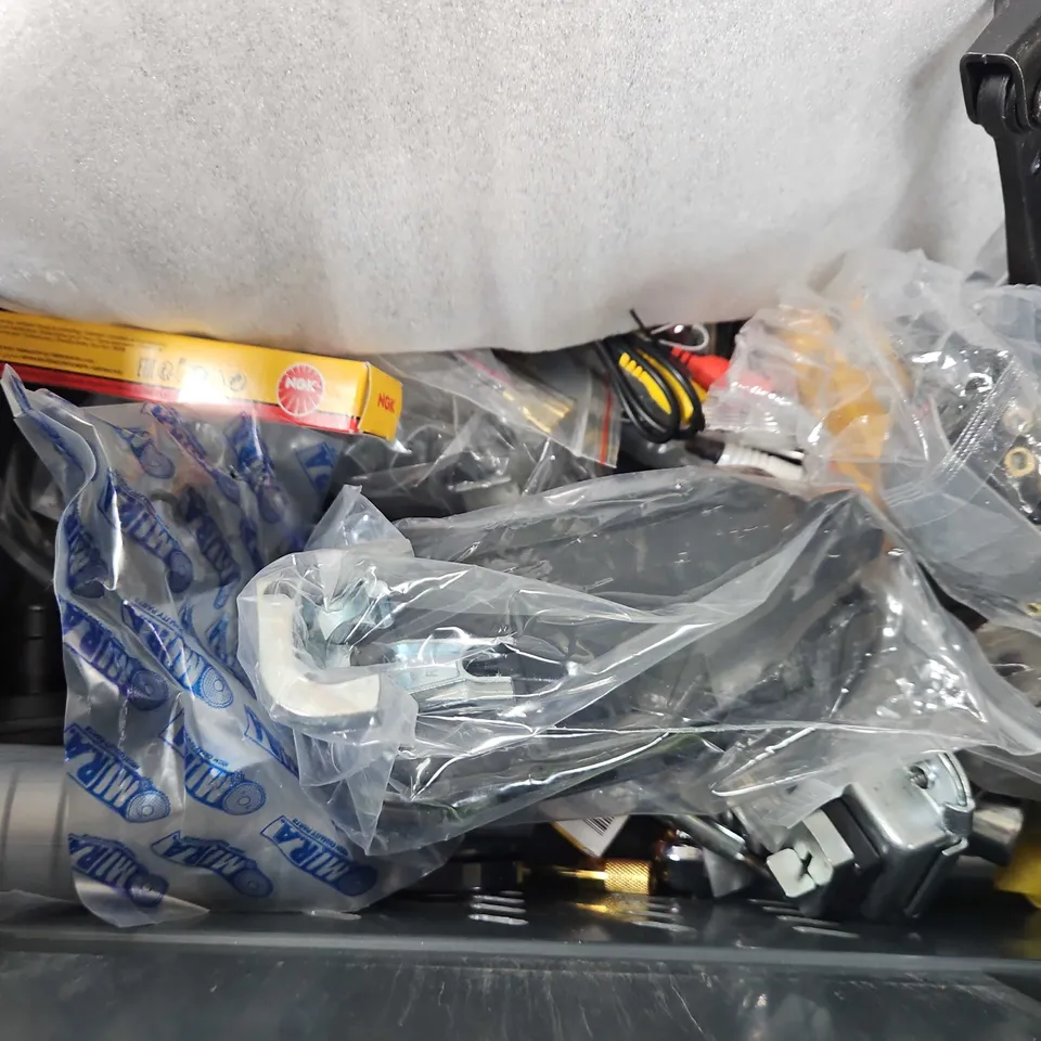 TOTE OF APPROXIMATELY 15 ASSORTED VEHICLE ITEMS TO INCLUDE - DENSO SPARK PLUG , SUPER MINI MAGNETIC PHONE HOLDER ETC