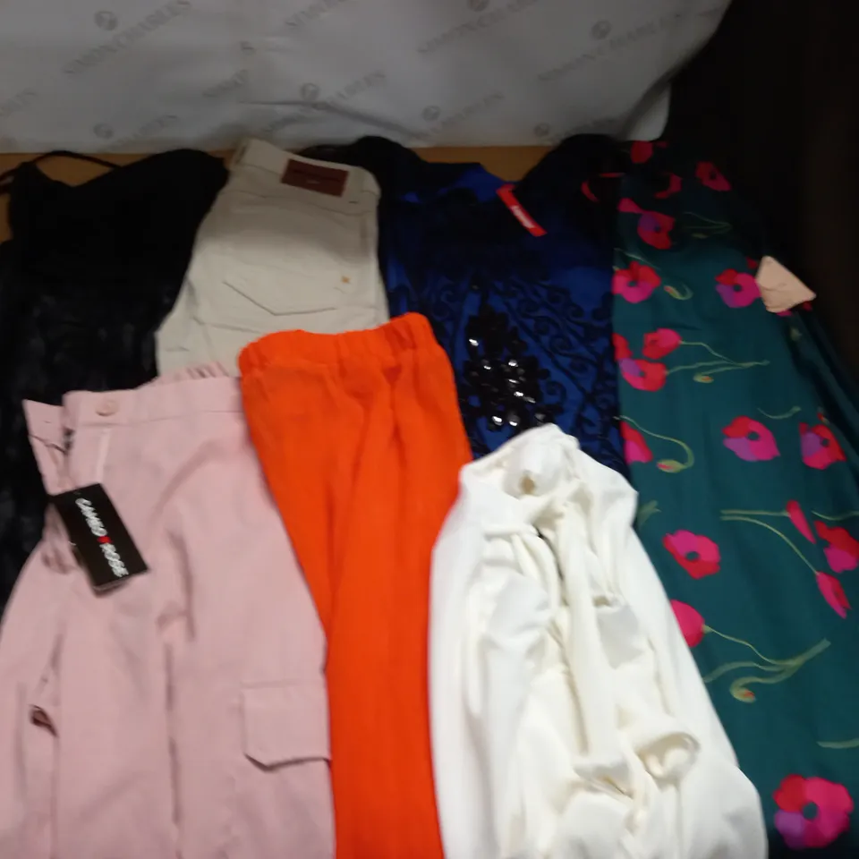 LARGE QUANTITY OF ASSORTED CLOTHING ITEMS TO INCLUDE WAREHOUSE, ZARA AND CAMEO ROSE